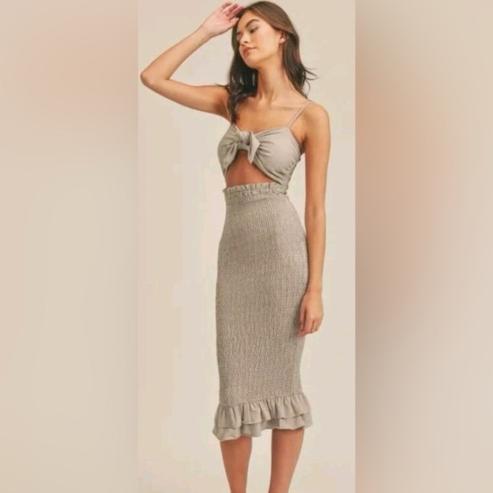 Mable Tan Gingham Cut Out Smocked Fitted Midi Dress Tiered Ruffle Hem Size L